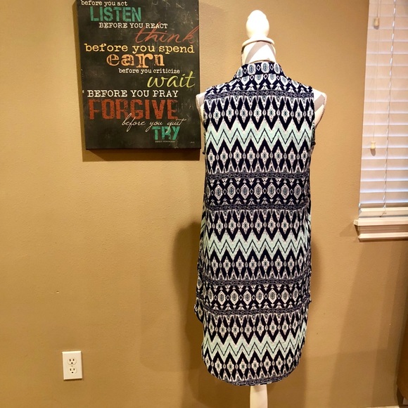 High-Low Sleeveless Blouse - Picture 3 of 5